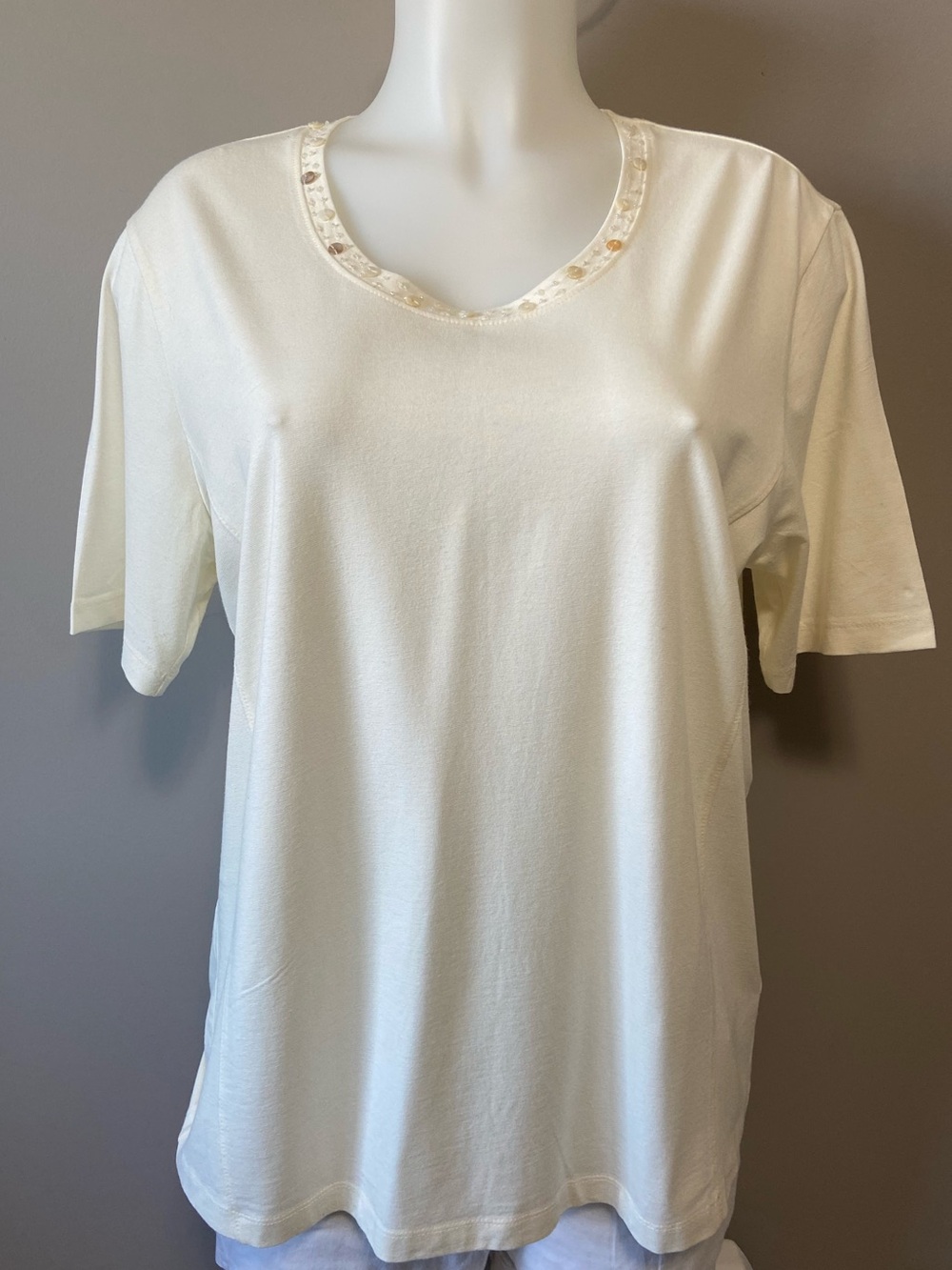 Women's Short Sleeve Scoop Neck Top in Cream
